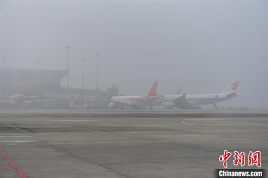 12月9日，大雾中的成都机场。(成都机场供图)